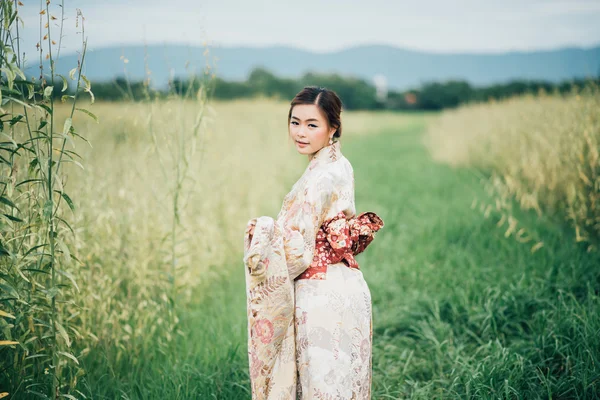 A menina bonito com yukata japonês — Fotografia de Stock