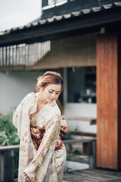 A menina bonito com yukata japonês — Fotografia de Stock