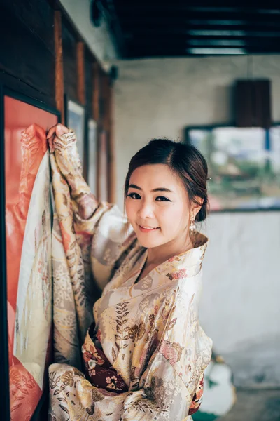 A menina bonito com yukata japonês — Fotografia de Stock