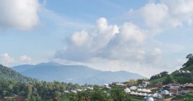 Zaman atlamalı görüntüler, dağ bulutları ve Chiang Mai 'de mavi gökyüzünün doğuşu. Tayland