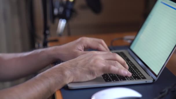 Muž Pracující Laptopem Kancelářském Stole — Stock video