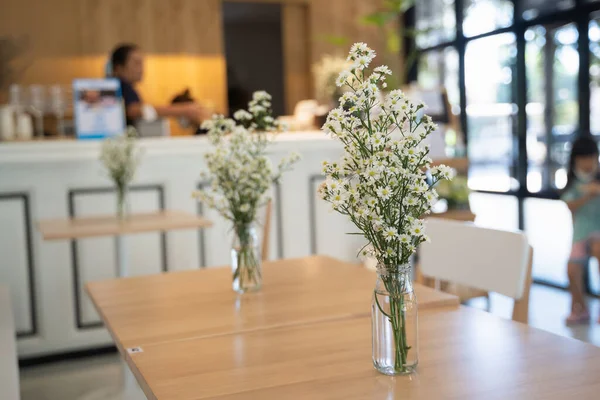 Közel Fehér Virágok Asztal Kávézóban — Stock Fotó