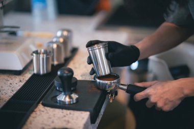 Kahveci kafede taze kahve yapmaya hazırlanıyor.