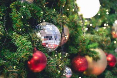 Bulanık arka planda dekore edilmiş Noel ağacı.