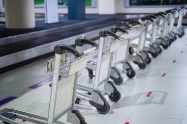 Donmuang havaalanındaki havaalanı bagaj arabasını kapatın. Bangkok, Tayland