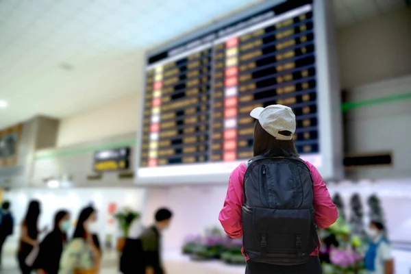Podróżująca Kobieta Szuka Rozkładu Lotów Mieście Donmuang Lotnisko Bangkok Tajlandia — Zdjęcie stockowe