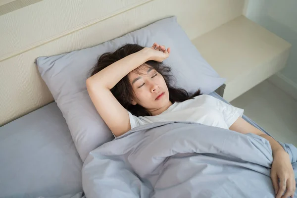 Mulher Asiática Deitada Dormindo Almofadas Brancas Cama — Fotografia de Stock