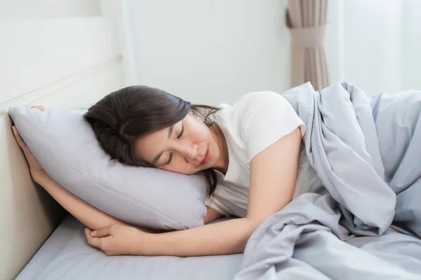 Mulher Asiática Deitada Dormindo Almofadas Brancas Cama — Fotografia de Stock