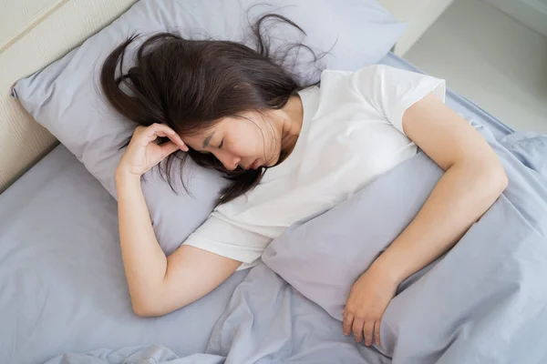 アジアの女性はベッドの上で白い枕に寝て — ストック写真