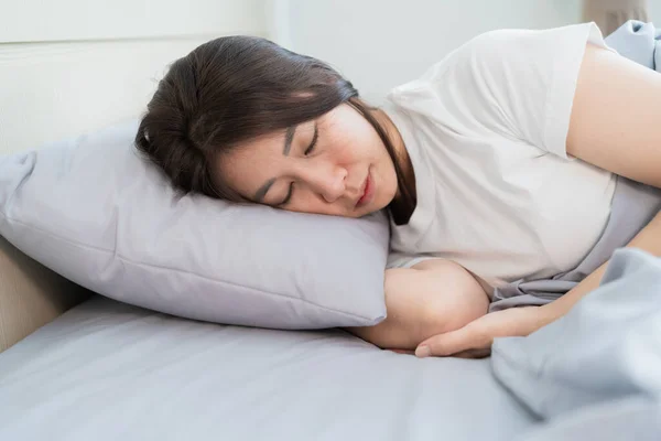 Mulher Asiática Deitada Dormindo Almofadas Brancas Cama — Fotografia de Stock
