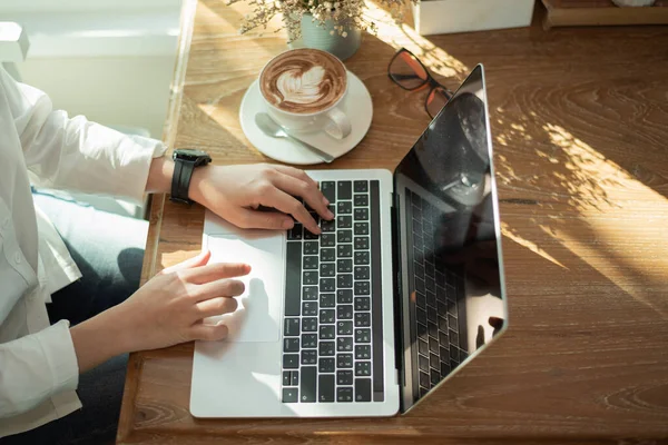 Mulheres Que Trabalham Com Laptop Mesa Madeira Café — Fotografia de Stock