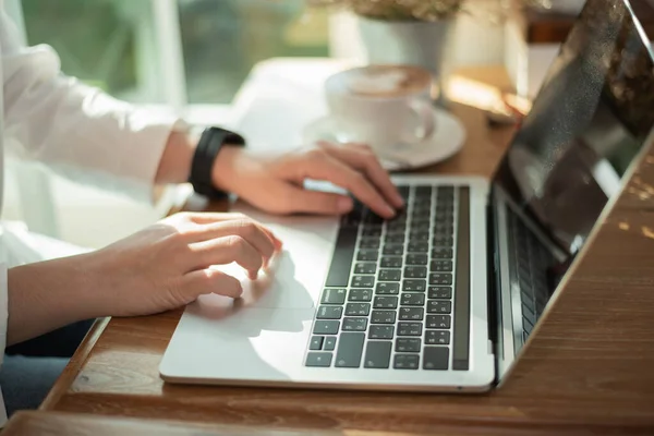 Mulheres Que Trabalham Com Laptop Mesa Madeira Café — Fotografia de Stock