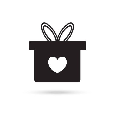 Beyaz arkaplanda kalp simgesi olan hediye kutusu