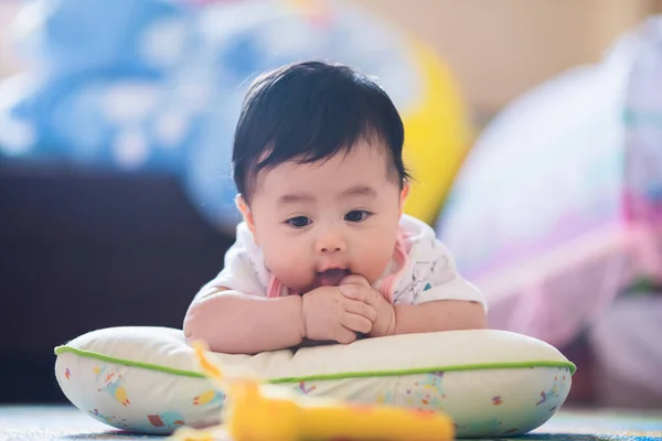 Ritratto Carino Bambino Riposo Sul Pavimento — Foto Stock