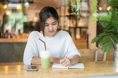 Kafedeki masada çalışan güzel kız.