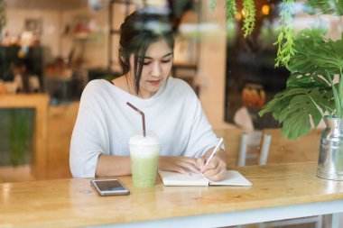 Kafedeki masada çalışan güzel kız.