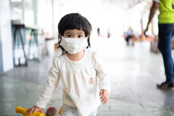 かわいい赤ちゃんは 外科用マスクを身に着けています Covid 19コロナウイルス保護コンセプト — ストック写真