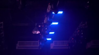 Bar eğlence yerindeki konser ışıklarının görüntüleri.
