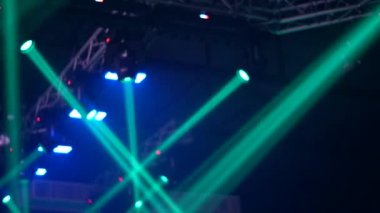 Bar eğlence yerindeki konser ışıklarının görüntüleri.