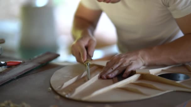 Bastler Bastelt Gitarre Auf Holztisch Capenter Arbeitskonzept — Stockvideo