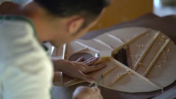 Zanaatkar Tahta Masada Gitar Yapıyor Capenter Çalışıyor — Stok video