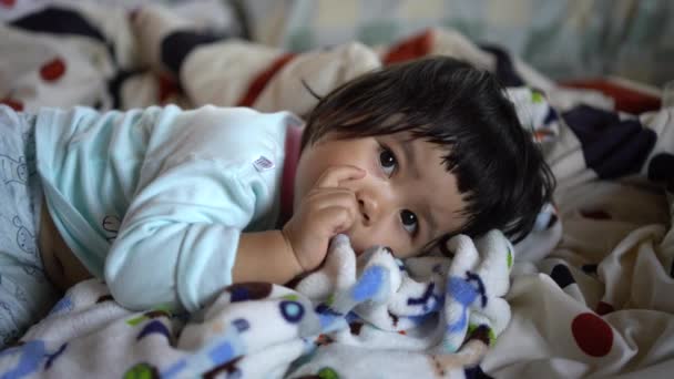 Bonito Asiático Bebê Chupando Dedo Cama — Vídeo de Stock
