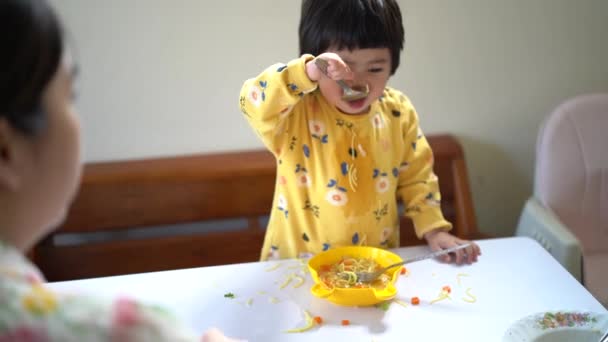 Lindo Asiático Bebé Comer Spaghetti Mesa — Vídeos de Stock