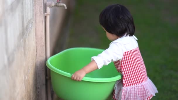 Schattig Baby Spelen Met Water Kraan — Stockvideo