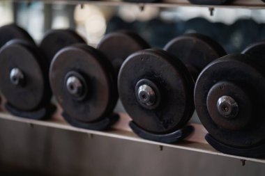 Salondaki dambılı kapat. spor konsepti