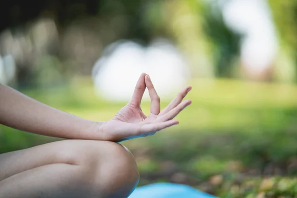 Junge Frau Macht Yoga Freien Park Sport Yoga Konzept — Stockfoto