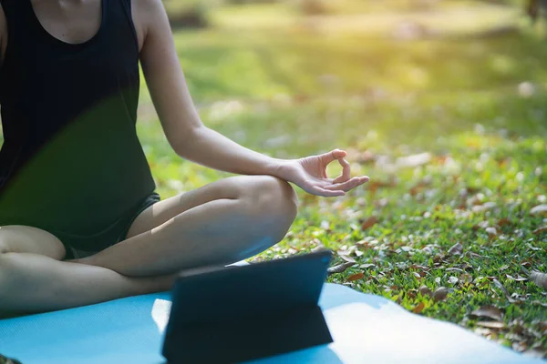 Junge Frau Lernt Yoga Übungen Auf Videokonferenz Freien Park Sport — Stockfoto