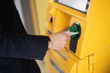 İş adamı ATM 'den parayı çekti, iş parası konsepti.