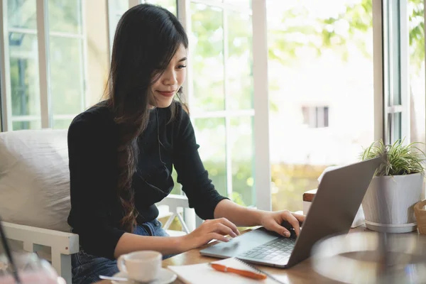 Jeunes Femmes Travaillant Avec Ordinateur Portable Sur Table Bois Dans — Photo