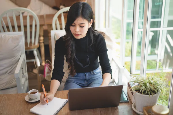 Jeunes Femmes Travaillant Avec Ordinateur Portable Sur Table Bois Dans — Photo