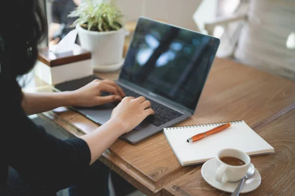 Jeunes Femmes Travaillant Avec Ordinateur Portable Sur Table Bois Dans — Photo