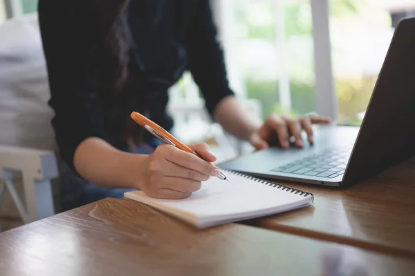 Jeunes Femmes Travaillant Avec Ordinateur Portable Sur Table Bois Dans — Photo