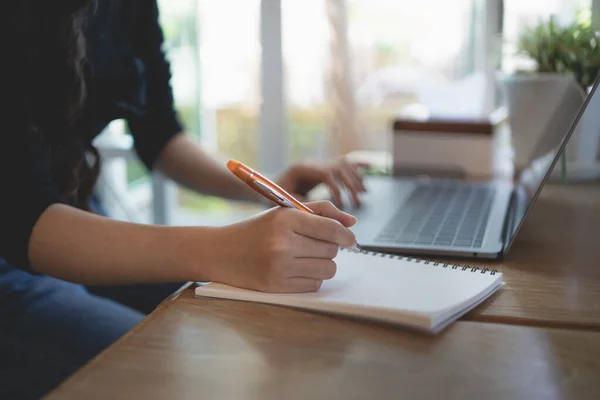 Jeunes Femmes Travaillant Avec Ordinateur Portable Sur Table Bois Dans — Photo