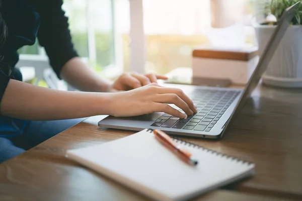 Jeunes Femmes Travaillant Avec Ordinateur Portable Sur Table Bois Dans — Photo