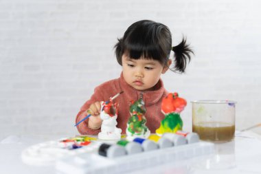 Masaya alçı boyalı şirin bir kukla, sanat konsepti.