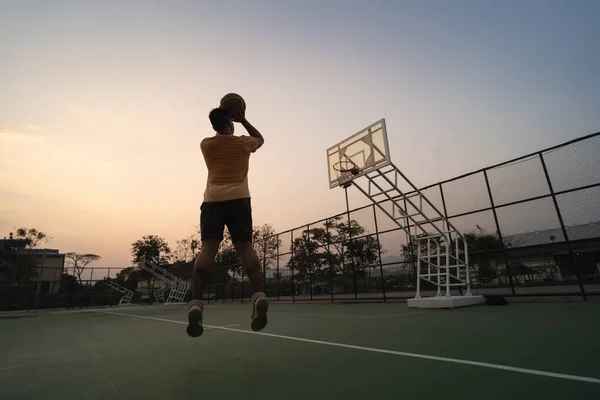 Basketbalspelerstraining Buitensporten Het Lokale Veld — Stockfoto