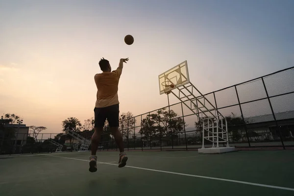 Trening Koszykarza Ćwiczenia Świeżym Powietrzu Boisku Lokalnym — Zdjęcie stockowe