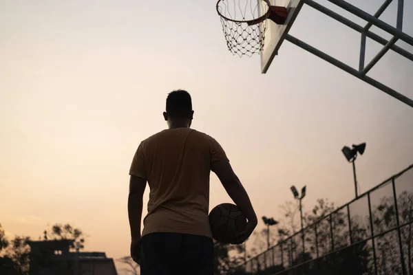 Basketbalspelerstraining Buitensporten Het Lokale Veld — Stockfoto