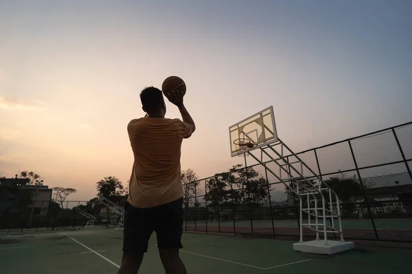 Basketbalspelerstraining Buitensporten Het Lokale Veld — Stockfoto
