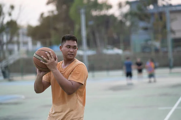 Allenamento Dei Giocatori Pallacanestro Esercizio All Aperto Sul Campo Locale — Foto Stock