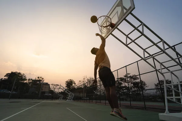 Basketbalspelerstraining Buitensporten Het Lokale Veld — Stockfoto