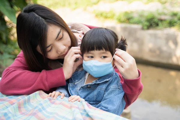 Mãe Usar Uma Máscara Para Seus Filhos Proteger Covid Coronavírus — Fotografia de Stock