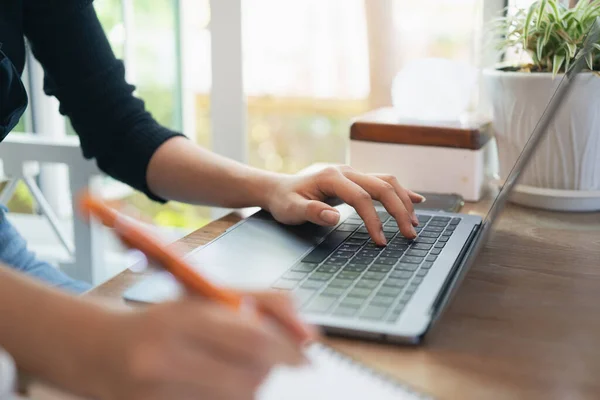 Jeunes Femmes Travaillant Avec Ordinateur Portable Sur Table Bois Dans — Photo