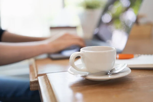 Gros Plan Tasse Café Les Jeunes Femmes Travaillant Avec Ordinateur — Photo