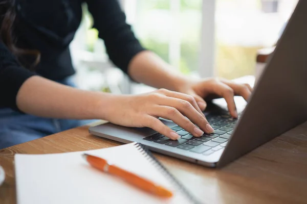 Jeunes Femmes Travaillant Avec Ordinateur Portable Sur Table Bois Dans — Photo