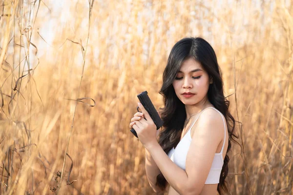 Schöne Asiatische Frauen Zielen Die Waffe Auf Trockenem Gras Hintergrund — Stockfoto